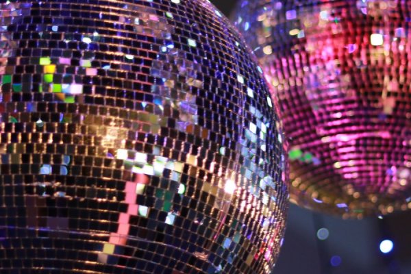 Fin de semana en Uruguay: viví la Noche de la Nostalgia en Colonia, una fiesta única para argentinos