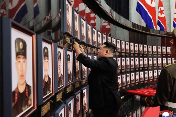 Kim Jong-un homenajea a los soldados norcoreanos que combatieron en la guerra de Ucrania en una elaborada ceremonia