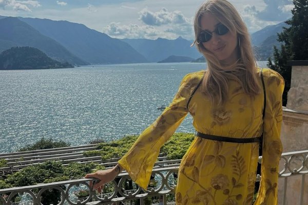 Pernille Teisbaek tiene el vestido efecto dos piezas de invitada más elegante que se ha puesto en la boda de una amiga en el Lago de Como