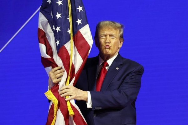 Trump promete cárcel a quienes quemen banderas: «Mucha gente dice que les gustaría un dictador»
