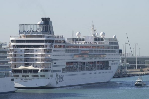 Un crucero con 8.500 personas, paralizado por problemas mecánicos junto a la isla italiana de Ponza