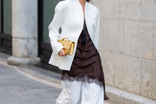 Vestidos con pantalón: la tendencia que arrasa en las capitales de moda