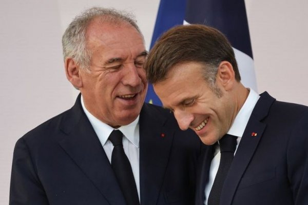 Macron da su voto de confianza al primer ministro francés ante el voto de confianza presentado por la oposición