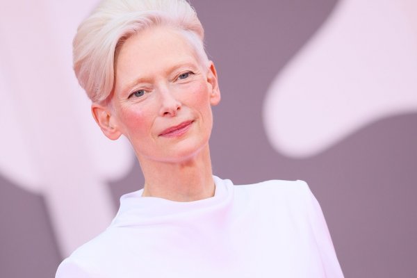 Por qué todas deberíamos tener en el armario el look de invitada de Tilda Swinton en el Festival de Venecia (y dónde encontrarlo)
