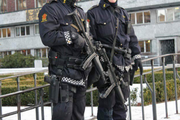 El adolescente acusado de matar a una trabajadora de un hostal de Oslo planeaba un atentado contra una mezquita