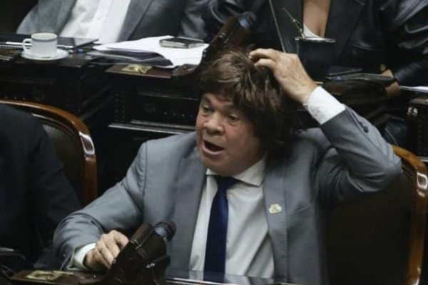 El peronista Leiva se puso una peluca para rechazar el veto de Milei y armó un show en el recinto