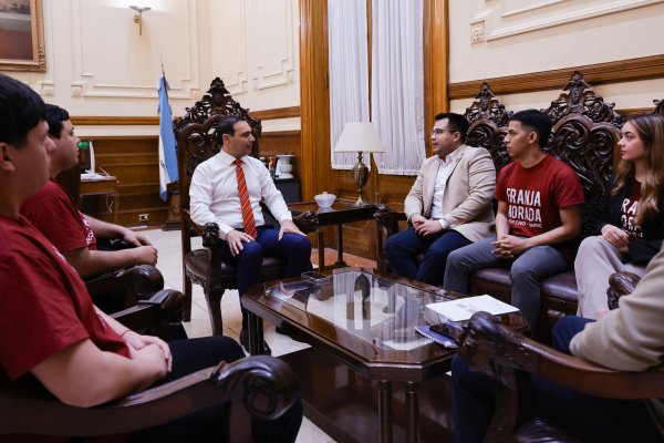 PROTESTA! El gobernador de Corrientes se mostró con Franja Morada antes de la marcha universitaria
