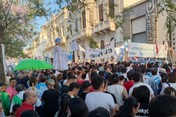 EN IMÁGENES! Multitudinaria marcha universitaria