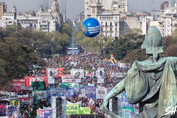 Euforia, festejo y emoción: así se vivió en Plaza Congreso el rechazo a los vetos de Milei