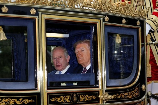 Trump se da un baño real en su histórica visita al Reino Unido
