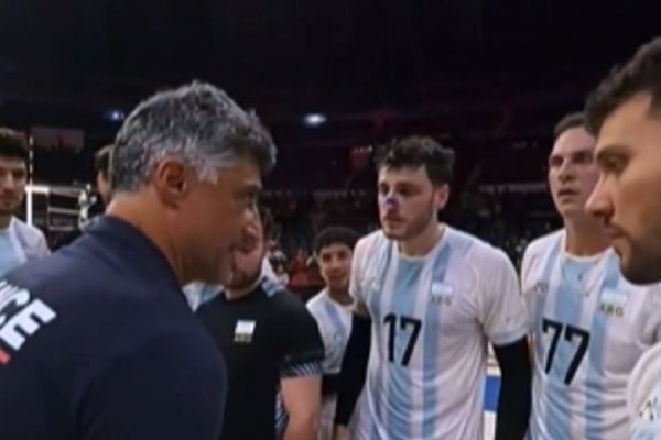 El gesto del entrenador de Francia que frenó la celebración de Argentina en pleno Mundial de Vóley
