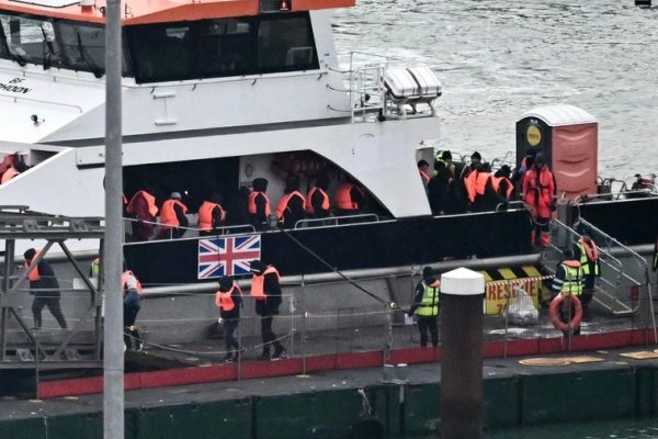 'Uno dentro, uno fuera': El Reino Unido devuelve a Francia al primer inmigrante del Canal