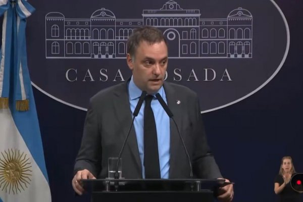Adorni dijo que no tenía mucho tiempo para contestar preguntas y le retrucaron que tendría que haber llegado más temprano