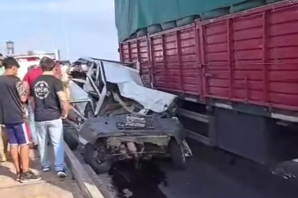 PUENTE COLAPSADO! Camion sin freno arrastró a una docena de vehículos (20 IMÁGENES)