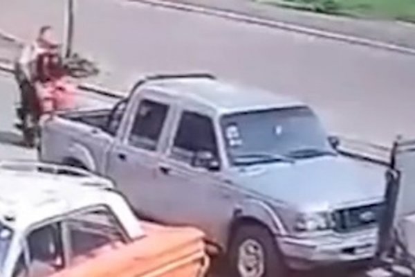 Una mujer policía murió aplastada por un colectivo luego de ser golpeada por la puerta de una camioneta