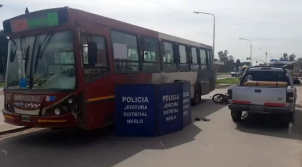 Golpeó con la puerta de su auto a una mujer policía y fue arrollada por un colectivo en Merlo: la oficial murió
