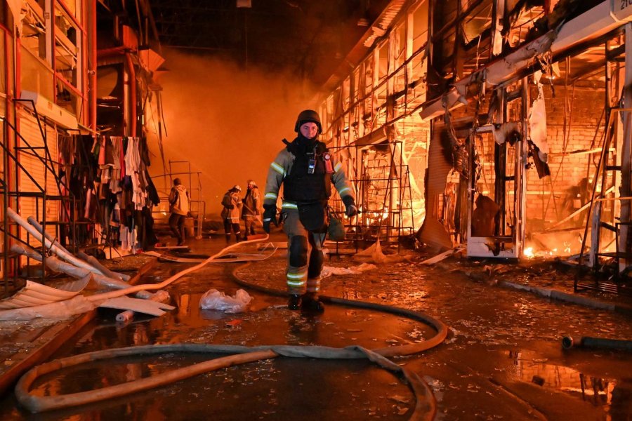 1° de octubre de 2025. Los bomberos abordan el incendio después de un ataque aéreo ruso que azotó el mercado de Barabashovo en Kharkiv, Ucrania.