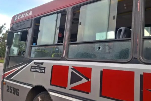 Atacan y rompen algunos colectivos tras el anuncio de paro de transporte en Corrientes