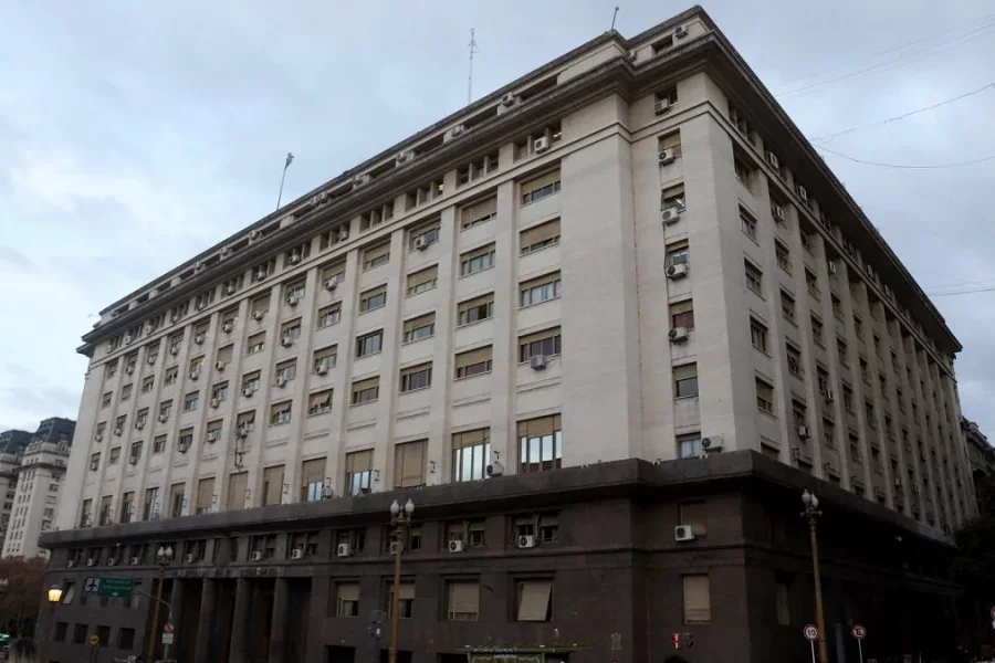 La propuesta de Flat Tax plantea reemplazar múltiples impuestos por una tasa única, con deducciones y exenciones, en un intento por modernizar el sistema tributario argentino.