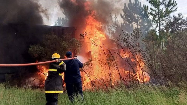 El trabajo de los bomberos voluntarios de Santo Tom&eacute;.