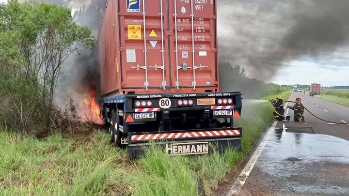 Muri&oacute; una pareja de docentes al chocar de frente con un cami&oacute;n en la ruta 14, cerca de Santo Tom&eacute;, Corrientes.