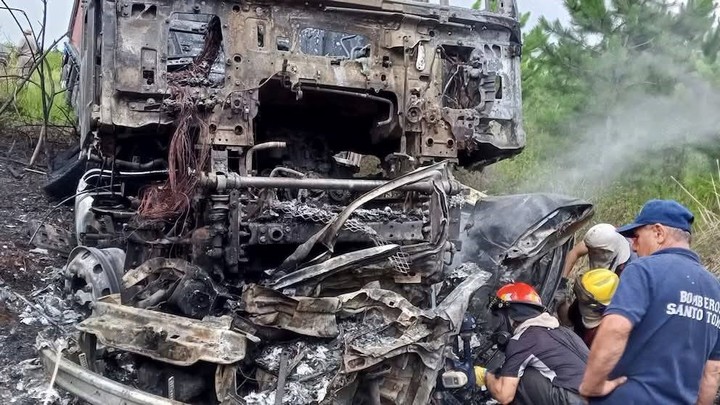 Los bomberos extrajeron los cad&aacute;veres de la pareja luego de sofocar las llamas.