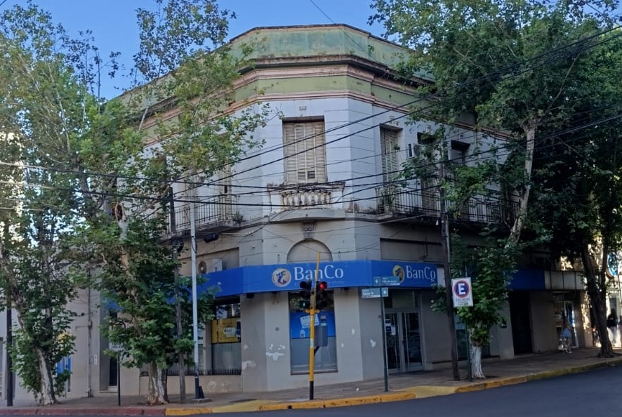 Tras d&eacute;cadas, se muda la sucursal del Banco de Corrientes de la tradicional esquina de F&eacute;lix de Azara y Santa Fe.