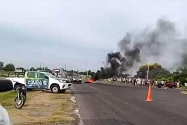 Corrientes: Despedidos de la textil Alal cortan ruta provincial y reclaman ser escuchados y atendidos