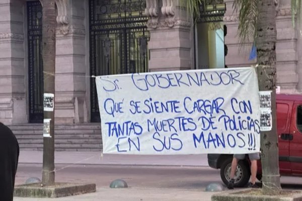 La policía de Santa Fe está protestando por las calles en reclamo de mejoras salariales