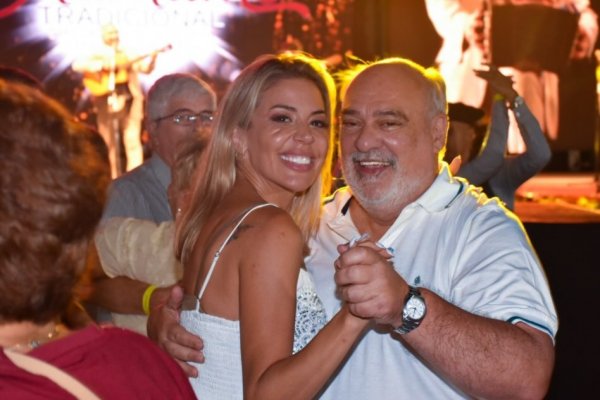 Mburucuyá: Ricardo Colombi reapareció y hasta bailó con Virginia Gallardo