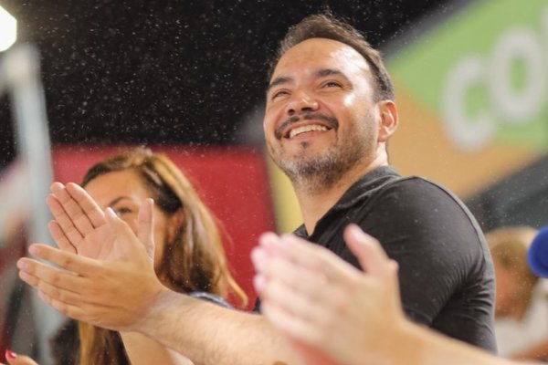 Juan Pablo Valdés dibuja en la arena lo que será el primer año de su gestión