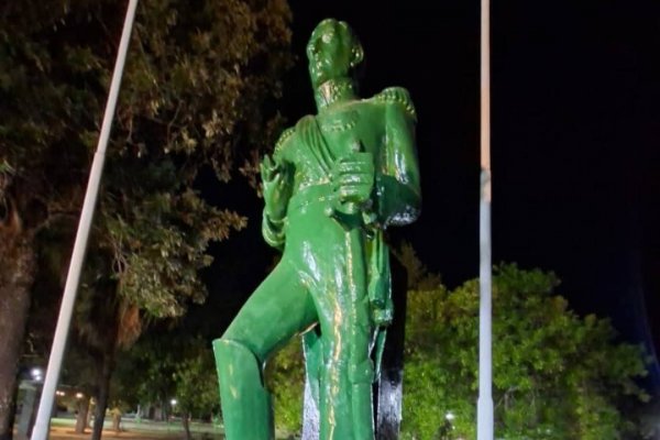 Polémica y enojo por la forma en que pintaron una estatua de San Martín en Corrientes