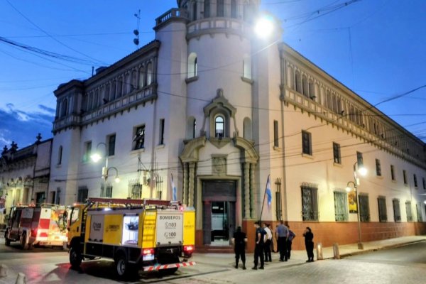 SORPRESA: Incendio en el Ministerio de Hacienda en Corrientes. Se quemaron varias computadoras