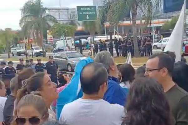 Imágenes: aplicaron el protocolo Bullrich en Corrientes para la protesta de docentes y empleados públicos.