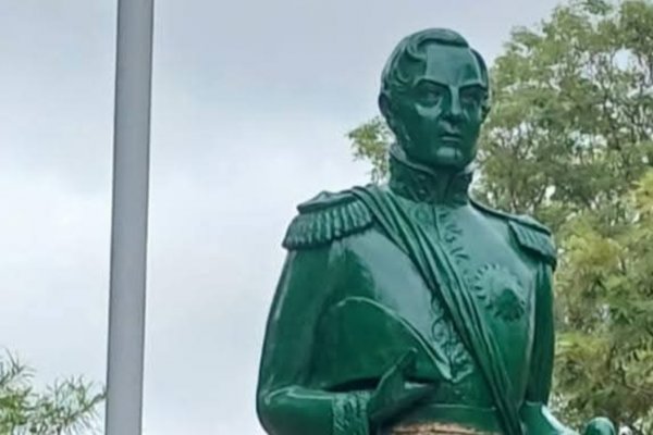 Intendente correntino pidió disculpas por pintar de verde una estatua del General San Martín