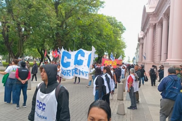 Protesta en Corrientes: cesanteados del programa nacional Volver al Trabajo marcharon a plaza 25 de Mayo