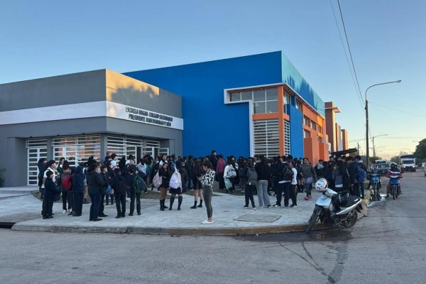 Corrientes: operativo policial en colegios de Capital por amenazas de tiroteo