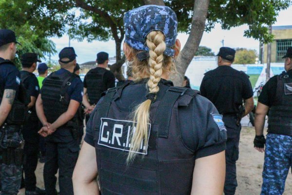 Procedimiento policial en un barrio de Corrientes por la exhibición de una alumna con arma de fuego