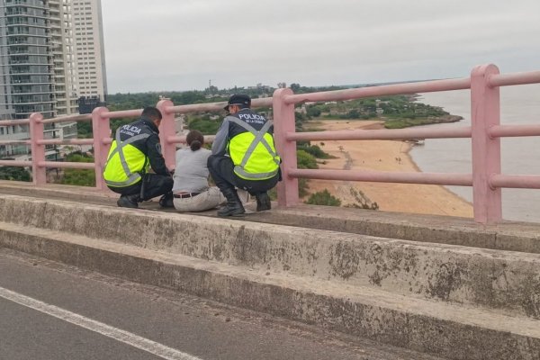 Otra mujer fue rescatada al borde del puente Chaco Corrientes