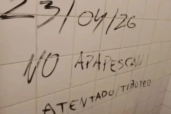 Detienen a un adolescente por amenazas de tiroteo a una escuela