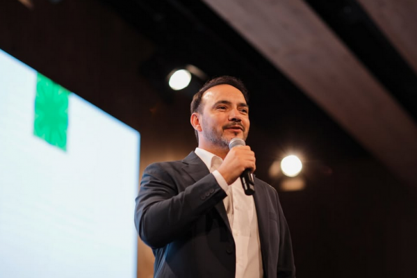 El gobernador anticipó que en mayo habrá anuncios de mejora salarial a los estatales correntinos