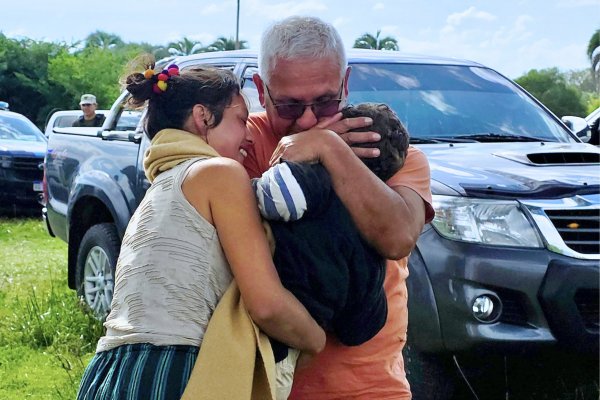 La imagen feliz: Nahuá con su Mamá y abuelo tras ser rescatado