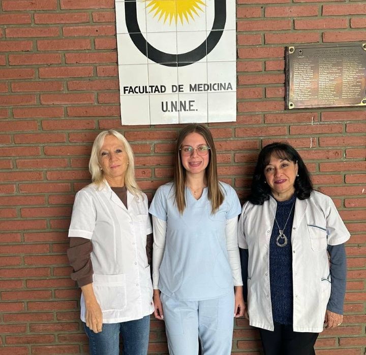 La doctora Mar&iacute;a Inés Tabernero, la becaria Valentina Guadalupe Testi y la doctora Mar&iacute;a Victoria Aguirre describen en un estudio con datos locales c&oacute;mo llegan los pacientes al hospital, qu&eacute; s&iacute;ntomas presentan al momento de la consulta, cu&aacute;l es el m&aacute;s frecuente.