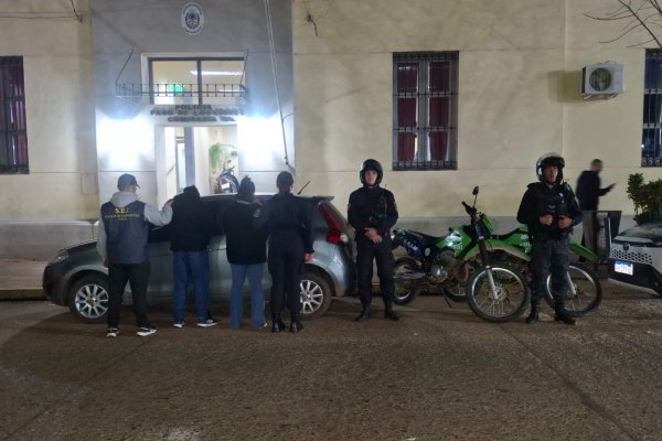 Imágenes: en Alvear la Policía secuestra auto, equipos informáticos y dos detenidos