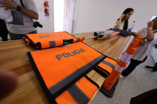 A las piñas: funcionario policial y aspirante a las trompadasen en una comisaría correntina