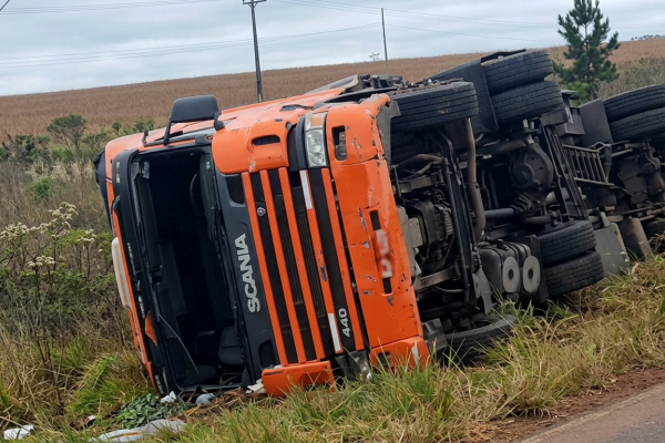 Volcó camión que transportaba vino en ruta 14 Corrientes
