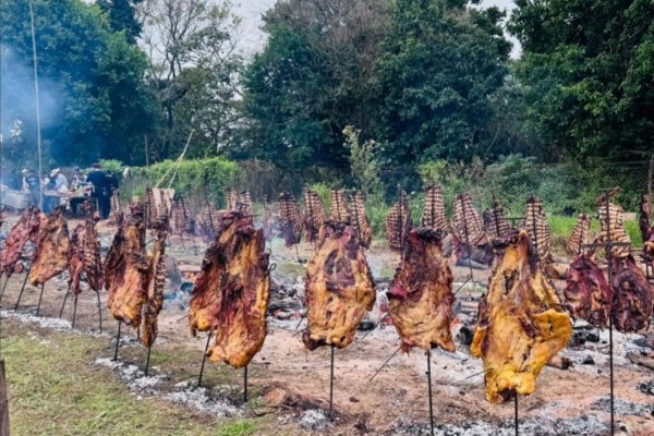 Asado y locro por San Antonio: multitudinario almuerzo comunitario para todos en Mburucuyá (Imágenes)