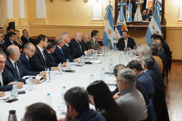 Valdés repasó su gestión con el gabinete en su primer semestre de gobierno