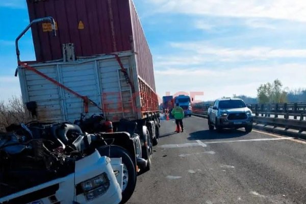Imágenes: Otro impactante choque entre camiones sobre la RN 14 con ambos transportes caídos a un arroyo