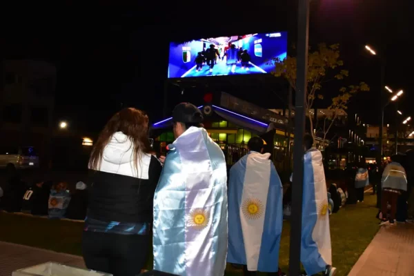 Futbol, show y una súper pantalla para mirar a la Argentina contradicen el pedido oficial de Valdés